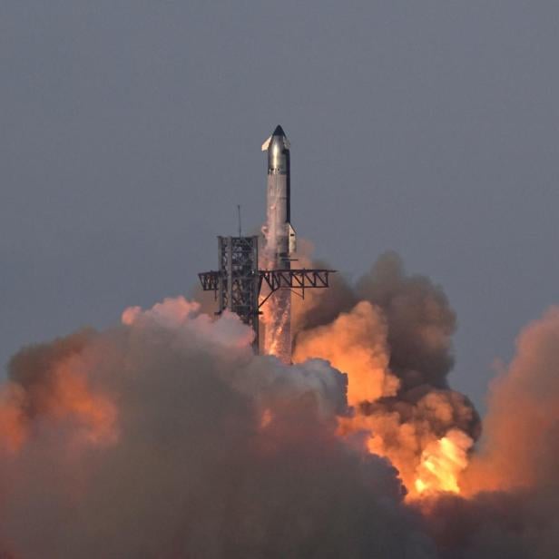 Ein SpaceX Super Heavy Booster, der das Starship-Raumschiff trägt, hebt zu seinem 10. Testflug ab.