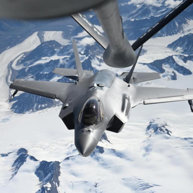 Eine F-35A bei der Luftbetankung.