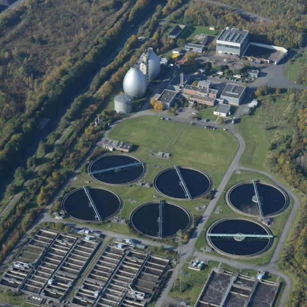 Luftaufnahme eines großen Wasseraufbereitungswerks mit mehreren Becken und Anlagen zur Wasserreinigung.