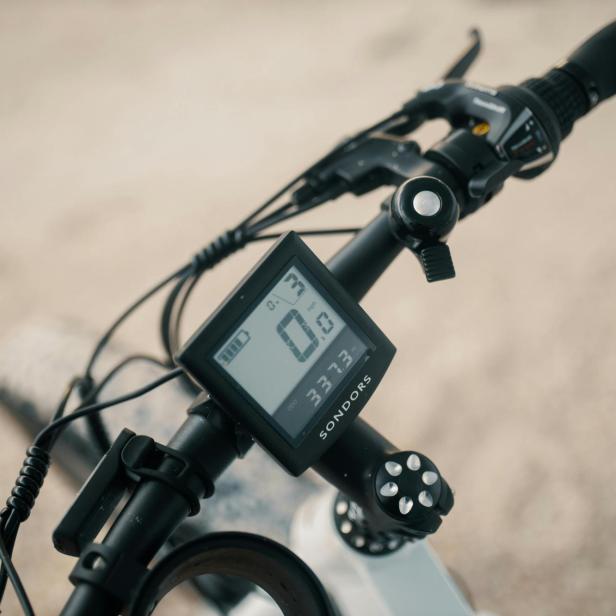 Blick auf die Anzeige eines E-Bikes.