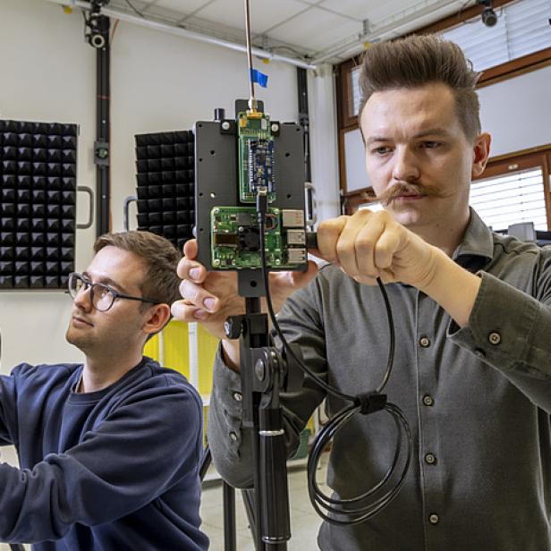 Die Forscher von der TU Graz montierend iOT-Geräte im Ultrabreitband-Labor der TU Graz.