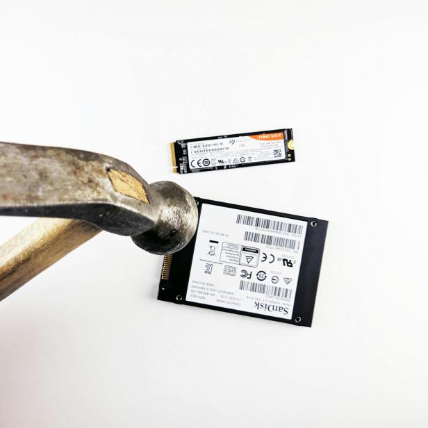 Zwei Festplatten und ein Hammer.