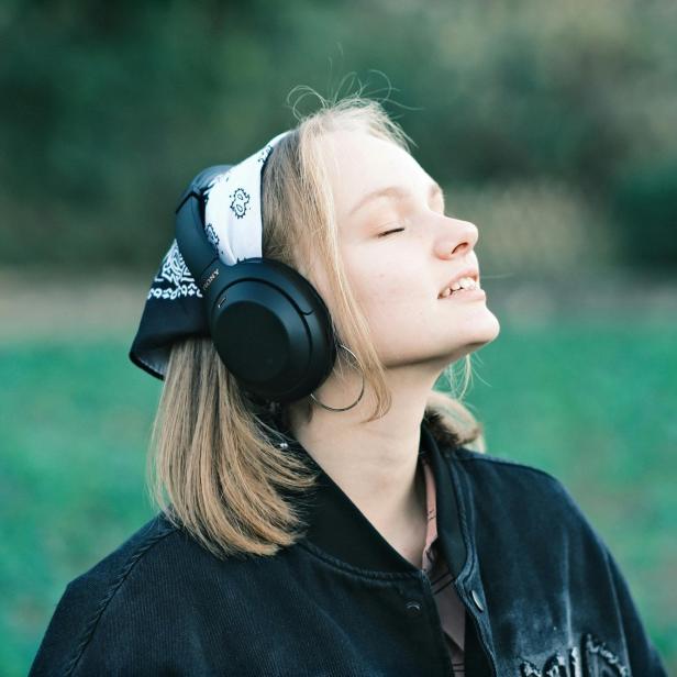 Symbolbild: Frau mit Kopfhörern.