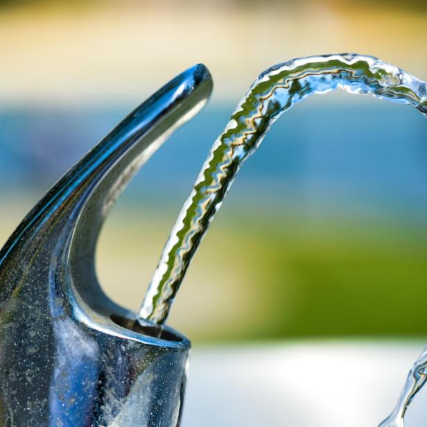Ein Trinkbrunnen mit fließendem Wasser.
