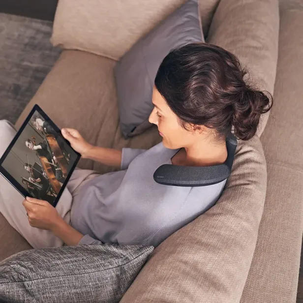 Die SRS-NS7 Nackenkopfhörer von Sony.