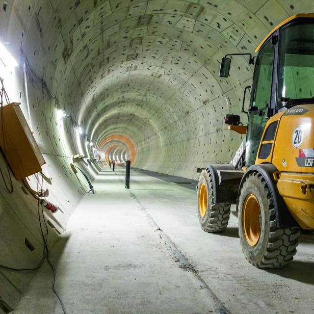 Ein gelbes Baufahrzeug befindet sich in einem Tunnel.