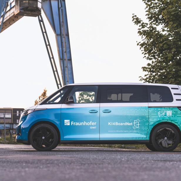 Ein blau-türkis-weißer Van mit „Fraunhofer IDMT KI4BoardNet“-Aufdruck.
