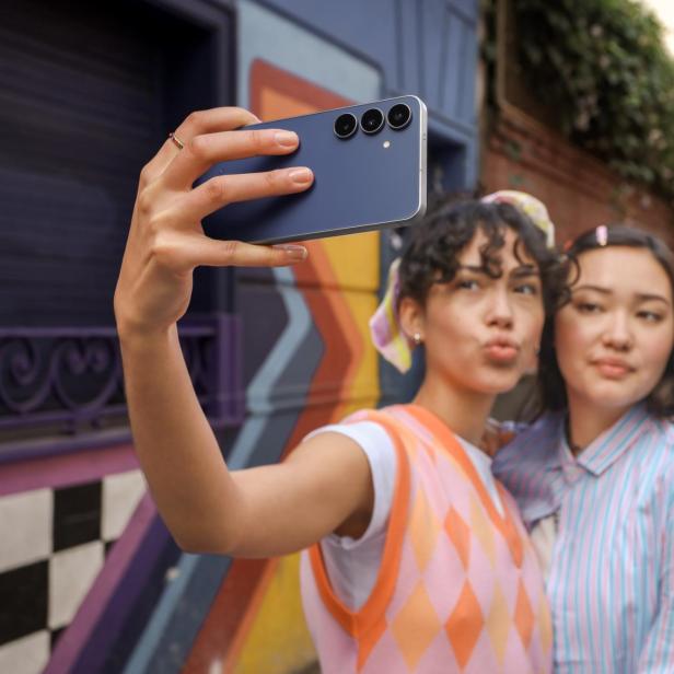Drei junge Frauen machen ein Selfie mit einem Samsung Galaxy S25 FE.
