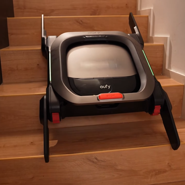 Der Marswalker erklimmt eine Treppe.