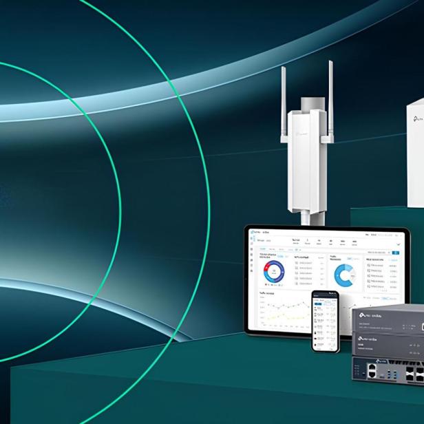 Verschiedene Netzwerkgeräte von TP-Link Omada auf einem Tisch präsentiert.