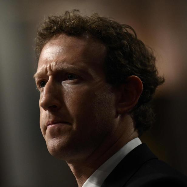 Ein Porträt von Mark Zuckerberg in Anzug und Hemd.