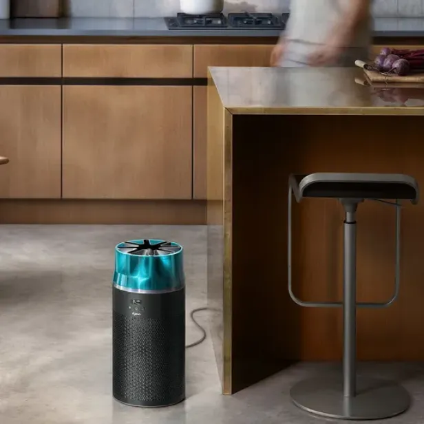 Der Luftreiniger neben einem Küchenschrank.