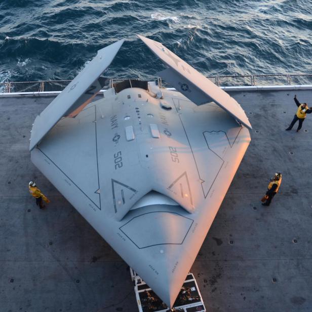 Die US Navy experimentierte bereits Mitte der 2010er-Jahre mit der X-47B. Jetzt könnte CCA wieder unbemannte Kampfflugzeuge auf Flugzeugträger bringen.