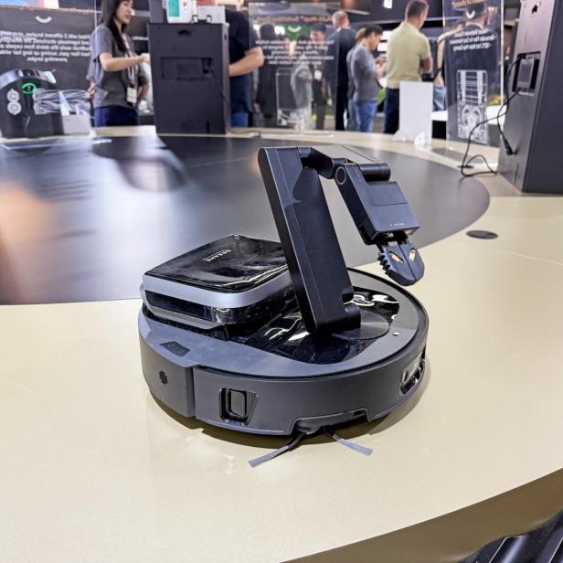 Der Dreame Cyber 10 Ultra Saugroboter mit Reinigungsstation auf einem Tisch.