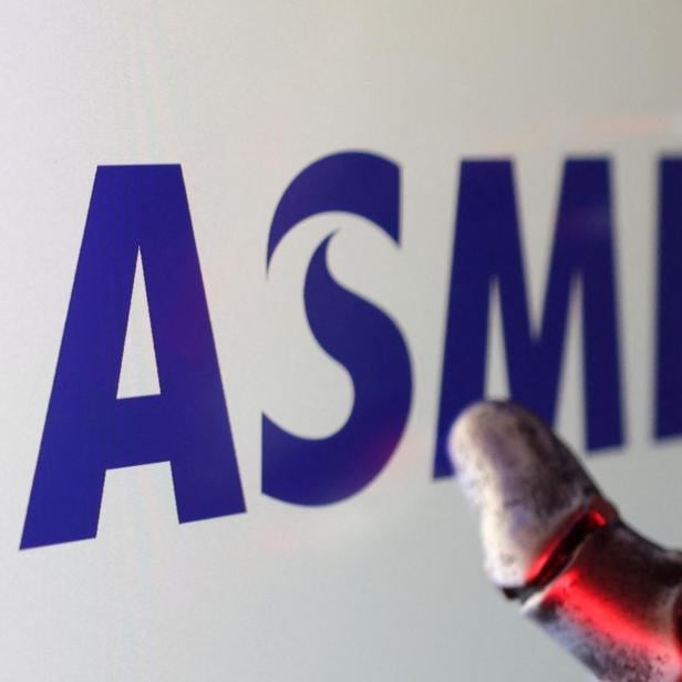 Eine Roboterhand vor dem Logo von ASML.