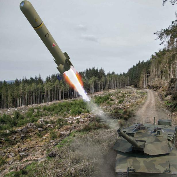 Ein Panzer feuert eine Akeron MBT 120-Rakete in einem Waldgebiet ab.