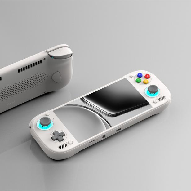 Zwei weiße Ayn Odin 3 Handheld-Spielkonsolen liegen auf einem grauen Hintergrund.