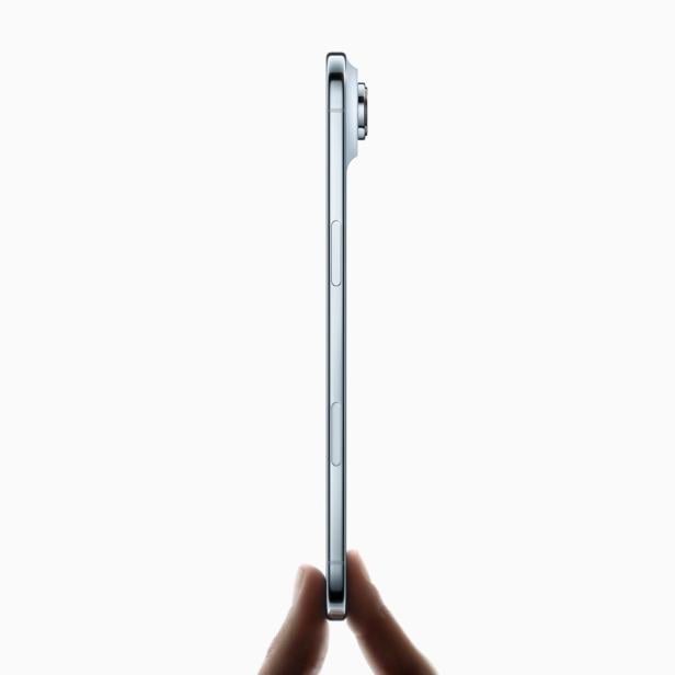 Ein schlankes, silbernes Smartphone wird von einer Hand gehalten.