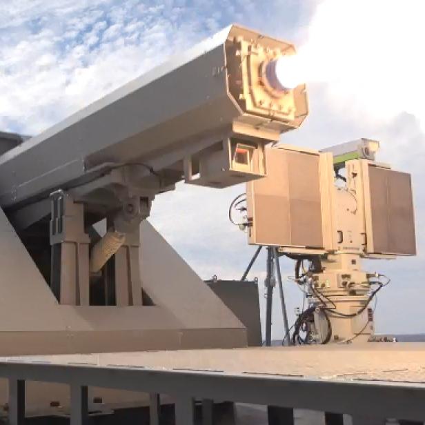 Ein Laserwaffensystem wird auf einem Schiff getestet.