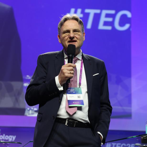 Andreas Kugi auf der Bühne bei den Technology Talks im Wiener Museumsquartier.