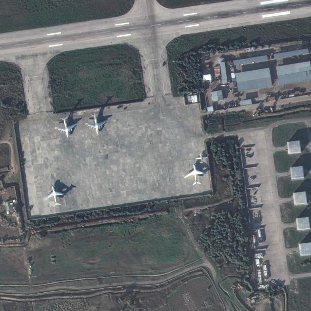 Symbolfoto einer Luftwaffenbasis aus dem Orbit aufgenommen.