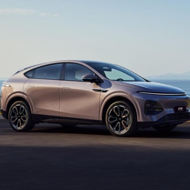 der xpeng-SUV G6 in einem dynamischen Foto auf einer Küstenstraße