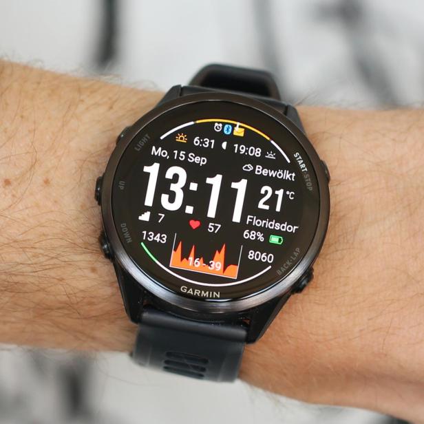 Eine Garmin-Uhr mit dem Data Lover Watchface am Handgelenk.