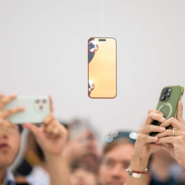 Zuschauer fotografieren das neue iPhone 17.
