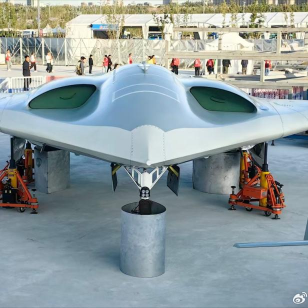Die chinesische Stealth-Drohne KZ-2 steht aufgebockt auf einer Flugshow im Freien.