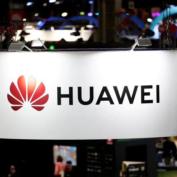 Das Huawei-Logo auf einem Stand bei einer Veranstaltung.
