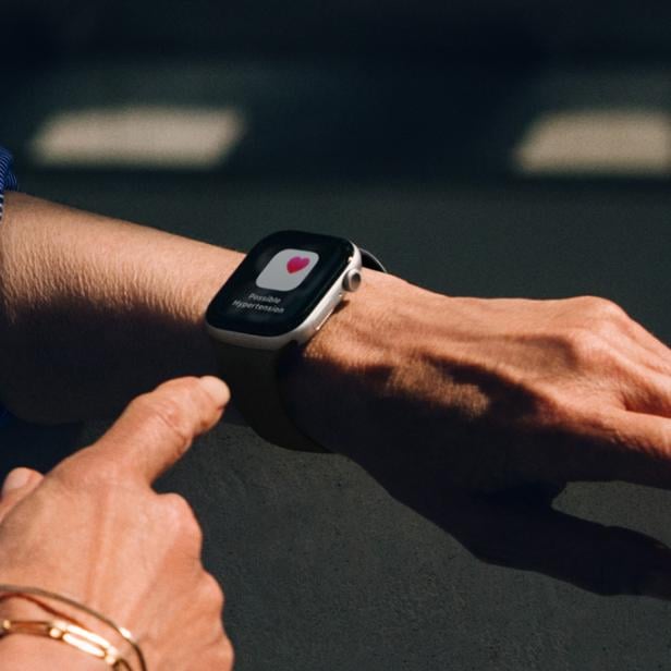 Apple Watch auf einem Arm warnt vor möglichem Bluthochdruck