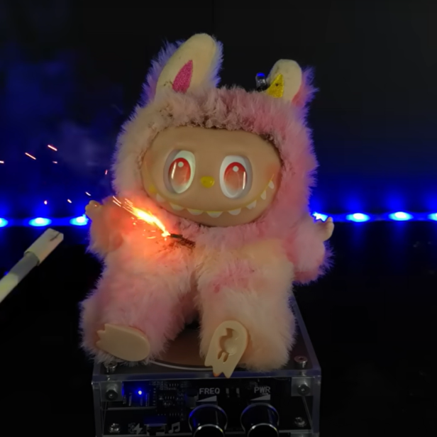 Ein Labubu wird mit einer Teslaspule bearbeitet.