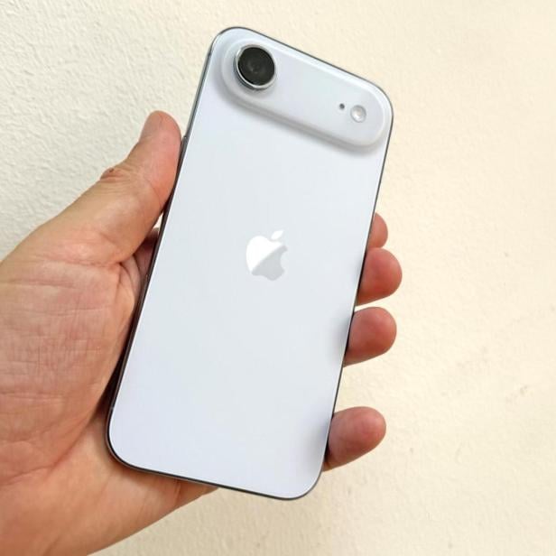 iPhone Air in der Hand gehalten 