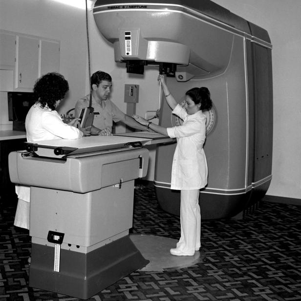 Strahlentherapietechniker besprechen die Funktionsweise des neuen Linearbeschleunigers, der zur Behandlung von Krebs im Brooke Army Medical Center eingesetzt wird
