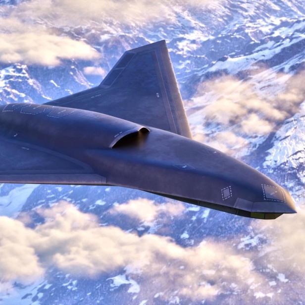 Ein futuristisches, schwarzes Flugobjekt mit flacher Silhouette fliegt über schneebedeckte Berge und Wolken.