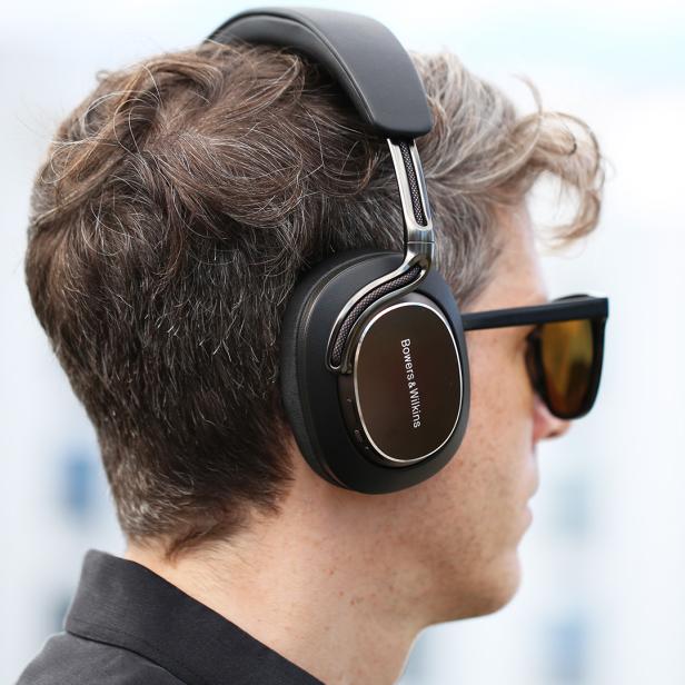 Mann mit Kopfhörern am Kopf.