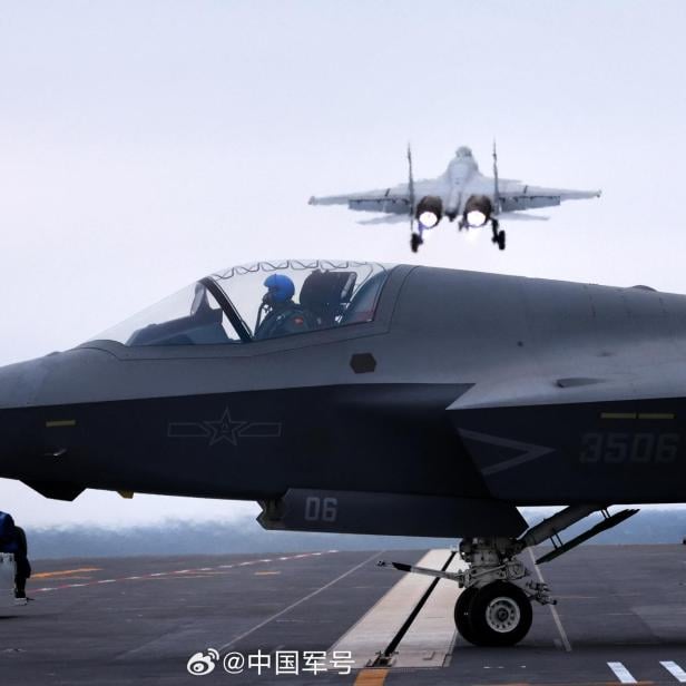 J-35 an Bord der Fujian, im Hintergrund startet eine J-15T.