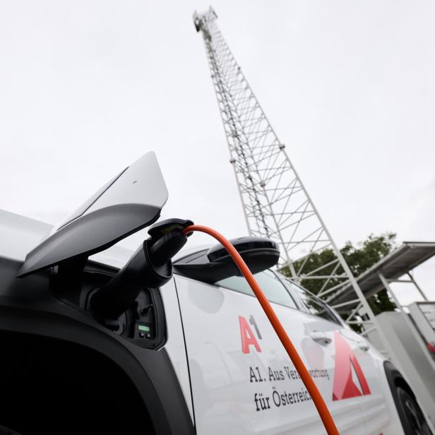 Ein Elektroauto von Renault versorgt eine A1-Basisstation mit Energie.
