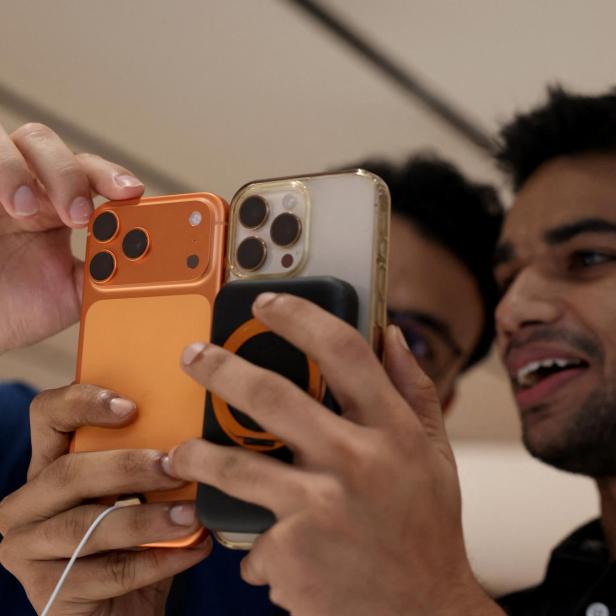 Ein Kunde vergleicht das iPhone 17 mit einem iPhone 16