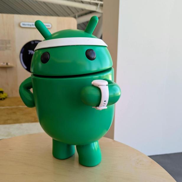 Android-Figur mit Stirnband und Uhr