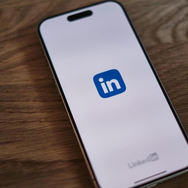 Ein Smartphone mit geöffneter Linkedin App 