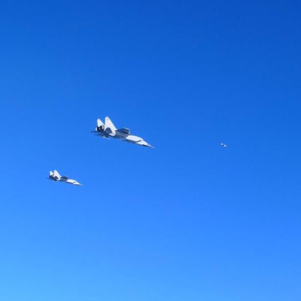 Die FLugzeuge bei dem Abfangmanöver am Himmel