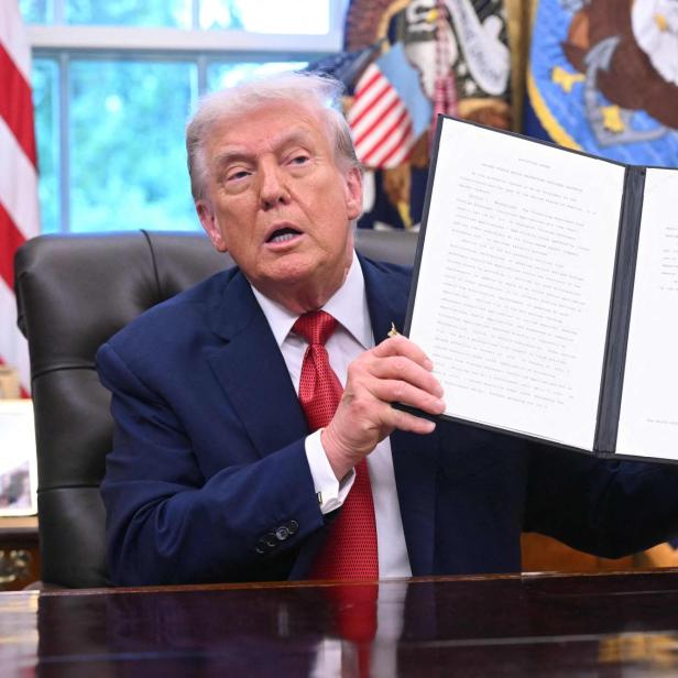Donald Trump zeigt die Executive Order zu TikTok in seinem Büro im Oval Office.