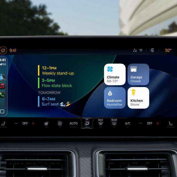 Widgets in Apple Carplay - links ein Kalender-Widget mit aktuellen Terminen, rechts ein Home-App Widget mit Knöpfen zur Steuerung des Smart Home