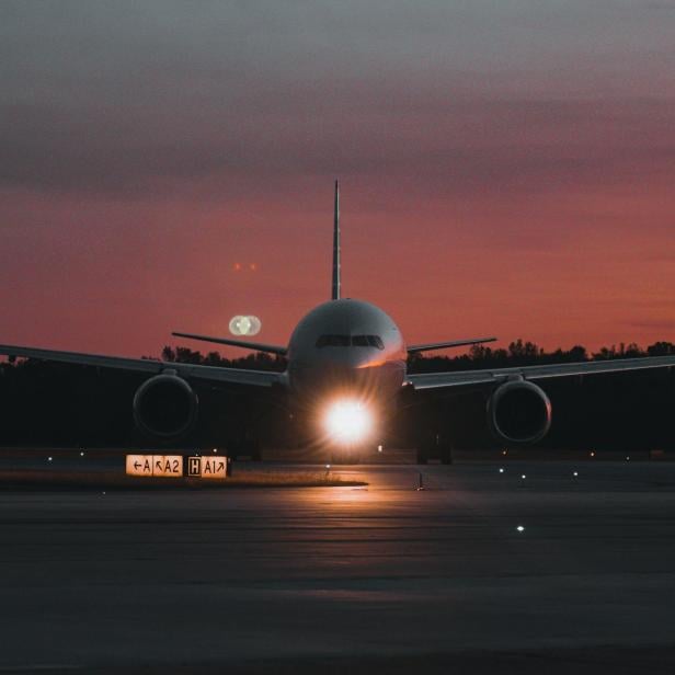 ein Flugzeug, das abheben will 