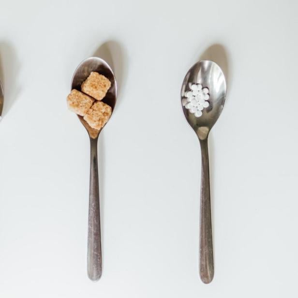 Löffel mit Zucker und Süßstoff.