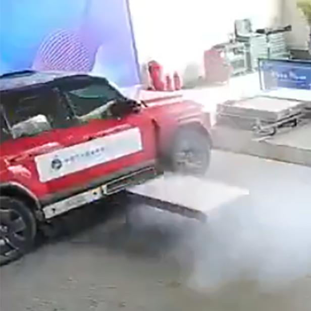 Demonstration, wie der Akku aus dem Auto herausschießt