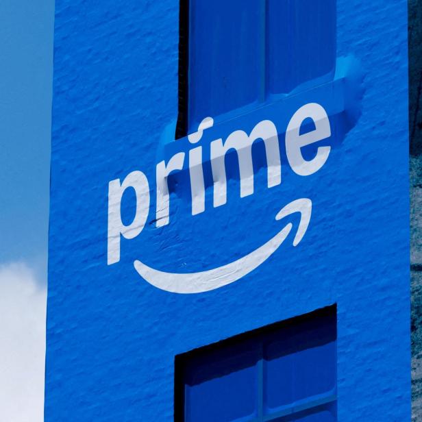 Eine Amazon-Prime-Werbung an einer Hausfassade