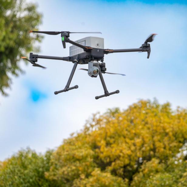 Flock Aerodrome Drohne vor blauem Himmel und Bäumen