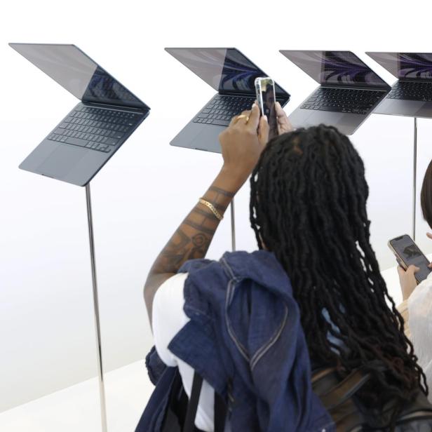 Menschen schauen auf neue MacBook-Modelle im Jahr 2022
